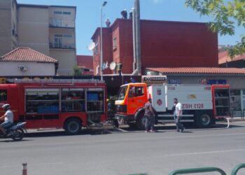 Tiranë/ Përfshihet nga flakët biznesi te “Komuna e Parisit” – Video