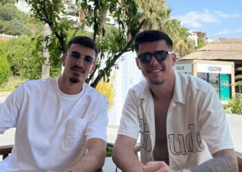 Dy futbollistët e kombëtares shijojnë bregdetin shqiptar së bashku