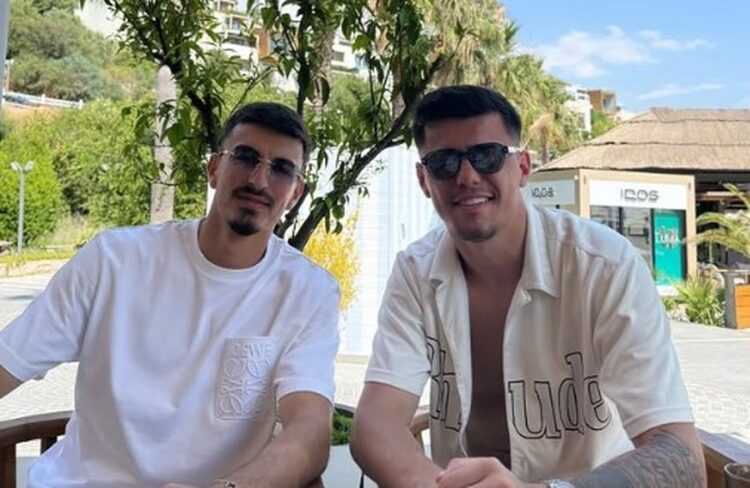 Dy futbollistët e kombëtares shijojnë bregdetin shqiptar së bashku