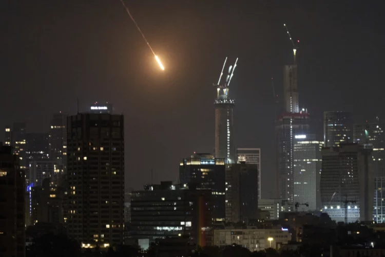 Konflikti intensiv mes Izraelit dhe Iranit vijon edhe gjatë natës, dhjetëra viktima
