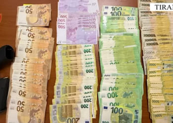 Lëviznin me armë dhe 40 mijë Euro me vete, arrestohen dy të rinj në Tiranë