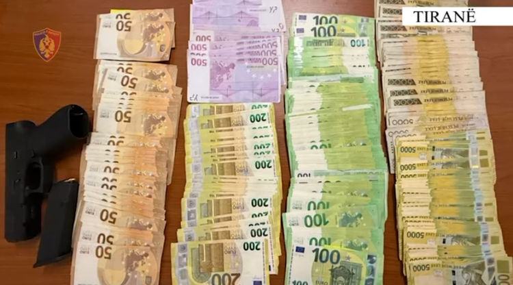 Lëviznin me armë dhe 40 mijë Euro me vete, arrestohen dy të rinj në Tiranë