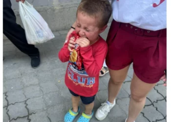 Elbasan/ Policia gjen fëmijën e humbur 4-vjeçar, rikthehet pranë prindërve