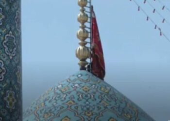Irani ngre flamur i kuq në xhaminë kryesore, sinjal për hakmarrje pas sulmeve të Izraelit