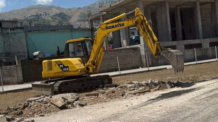 Investimet në infrastrukturë, FSHF nis punimet për fushën e re në Gjirokastër