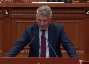 Gjekmarkaj homazh për Kadarenë në Kuvend: Rama shkeli premtimet për nderimin e tij