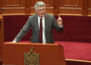 Satira e Gjekmarkajt: Kalamanjtë deputetë rilindas shkojnë me hare në shkollën akademike