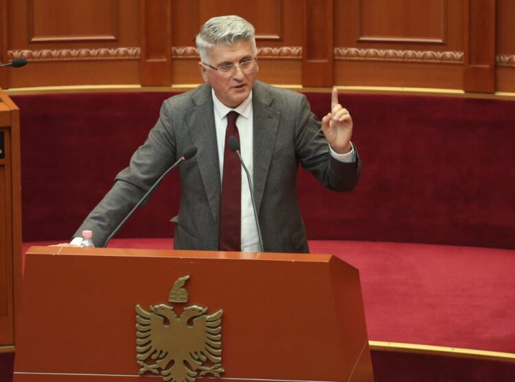 Satira e Gjekmarkajt: Kalamanjtë deputetë rilindas shkojnë me hare në shkollën akademike