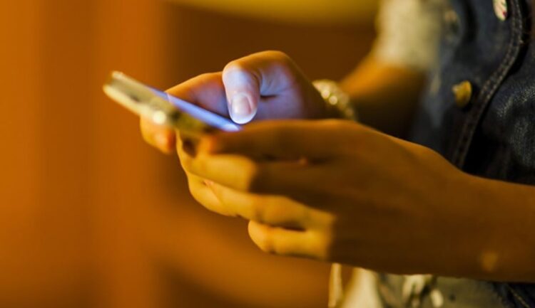 ‘Me jep lekë ose do të publikoj fotot që kemi bashkë’! Gruaja nga Korça shantazhon një burrë