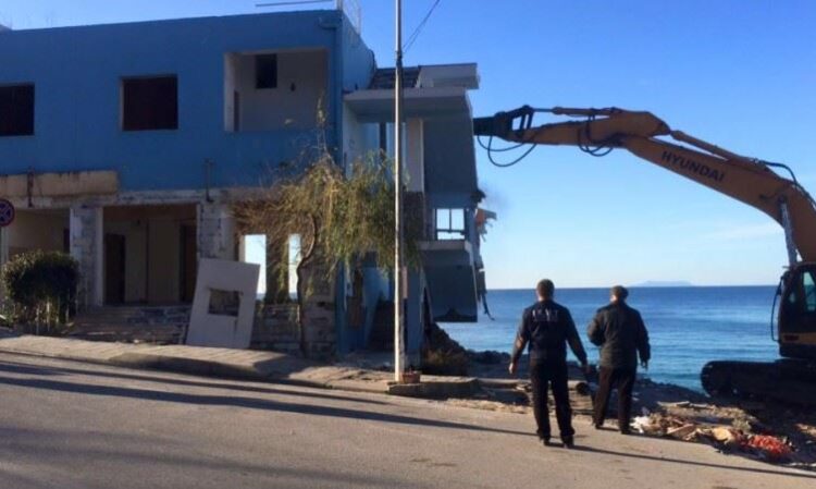 Vangjel Tavo “shkrin” IMT-në e Himarës, shkarkon 5 punonjës dhe drejtorin