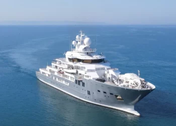 Rama ia fal me 50 lekë litrin, jahti i miliarderit të njohur furnizohet me naftë në Durrës