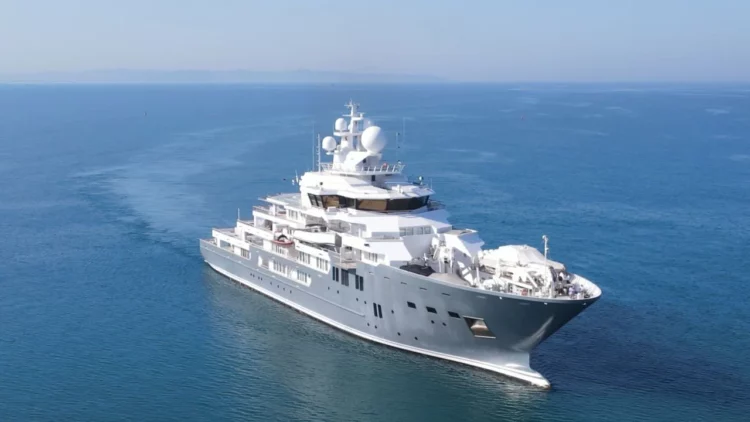 Rama ia fal me 50 lekë litrin, jahti i miliarderit të njohur furnizohet me naftë në Durrës