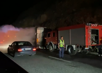 Kamioni përfshihet nga flakët në ‘Rrugën e Kombit’, shpëton mrekullisht shoferi