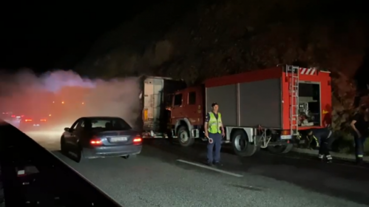 Kamioni përfshihet nga flakët në ‘Rrugën e Kombit’, shpëton mrekullisht shoferi