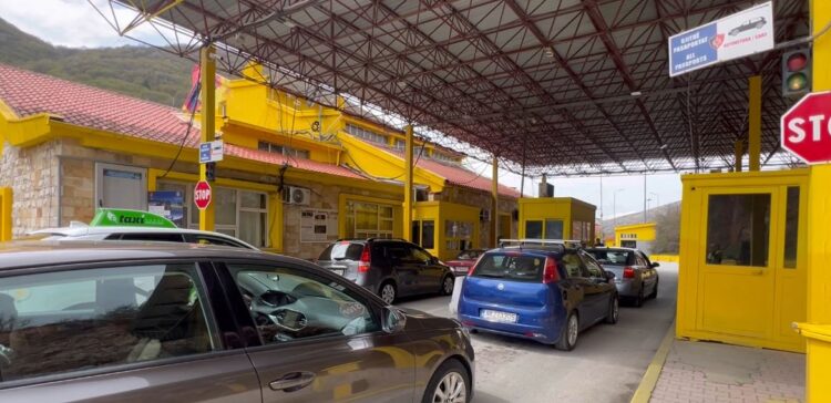 Makina me 6 kg heroinë në Kapshticë, arrestohet shoferi, “merr në qafë” edhe 4 policë