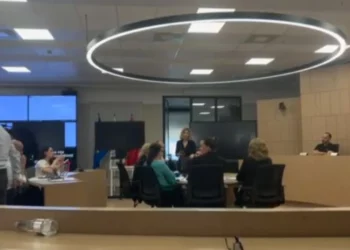 Përfaqësuesi i PD, debate të forta në KAS me Ilir Rusmalin, ndërpritet seanca