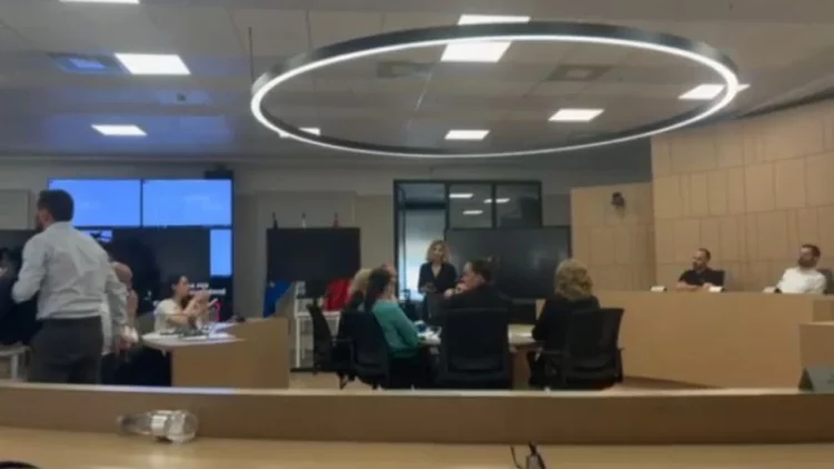 Përfaqësuesi i PD, debate të forta në KAS me Ilir Rusmalin, ndërpritet seanca