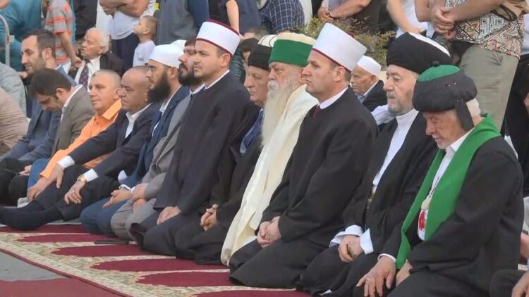 Besimtarët myslimanë kremtojnë Kurban Bajramin, mesazhi i kreut të KMSH-së Bujar Spahiu