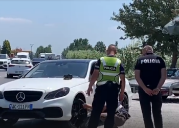 I riu nuk i ndalon postbllokut në aksin Lezhë-Milot, policia qëllon drejt mjetit