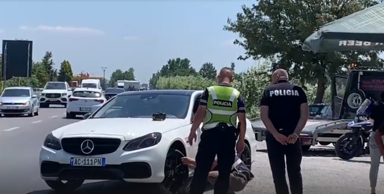 I riu nuk i ndalon postbllokut në aksin Lezhë-Milot, policia qëllon drejt mjetit