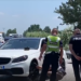 I riu nuk i ndalon postbllokut në aksin Lezhë-Milot, policia qëllon drejt mjetit