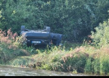 Makina përfundoi në kanal te “Rruga e Arbrit”, shoferi ishte shpallur i zhdukur