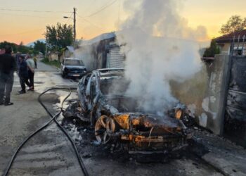 Digjen dy automjete në Maliq, dyshohet për zjarrvënie të qëllimshme