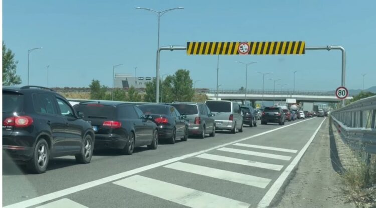 Kaos në Fushë-Milot, radhë ta gjata kilometrike automjetesh drejt bregdetit të Shëngjinit