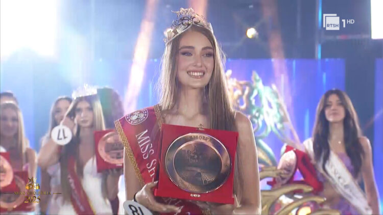 Kush është 18-vjeçarja që rrëmbeu kurorën e “Miss Shqipëria 2025”?