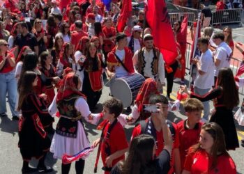 Shqiptarët marshojnë rrugëve të New York, qyteti vishet kuqezi