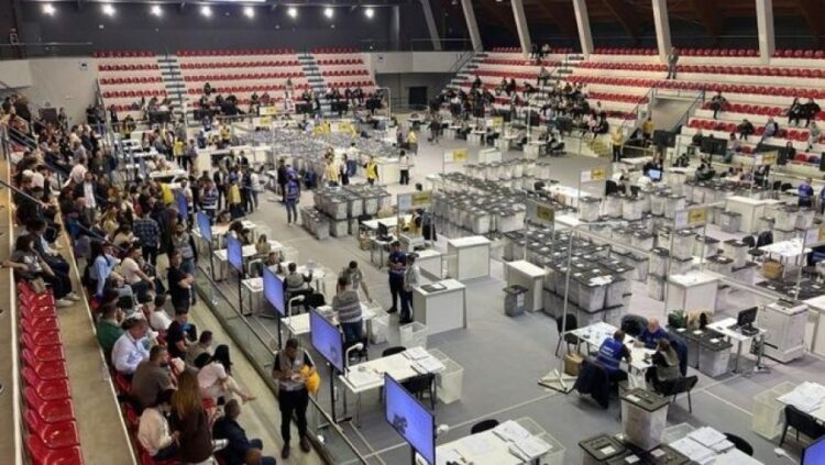 KQZ nis rinumërimin e votave për 4 qarqe, përfshihen edhe 85 kuti votimi të diasporës
