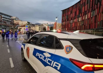 Policia ‘blindon’ hotelin ku po qëndron ekipi serb i futbollit, njofton bllokime dhe masa të reja