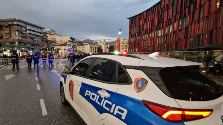 Policia ‘blindon’ hotelin ku po qëndron ekipi serb i futbollit, njofton bllokime dhe masa të reja