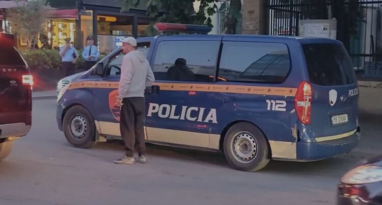 Aksident i rëndë në Durrës, makina i merr jetën të moshuarit