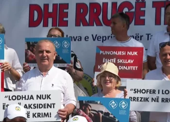 Transporti, protestë e shoferëve në kryeqytet, kërkojnë paga dhe kushte më të mira