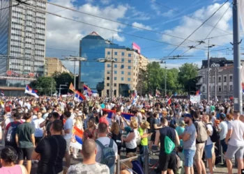 Beogradi përfshihet nga protestat masive/ Vuçiç: Shteti do mbrohet, qoftë edhe me dhunë