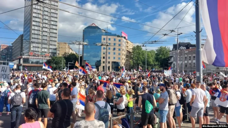 Beogradi përfshihet nga protestat masive/ Vuçiç: Shteti do mbrohet, qoftë edhe me dhunë