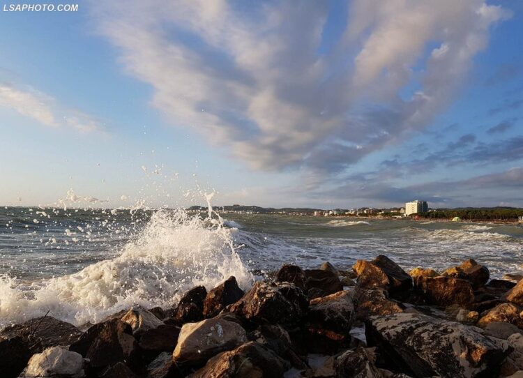 U fut të lahej në det dhe pësoi arrest kardiak, humb jetën pushuesi në plazhin e Qerretit