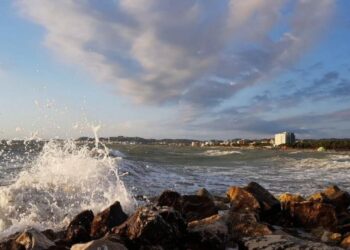 U fut të lahej në det dhe pësoi arrest kardiak, humb jetën pushuesi në plazhin e Qerretit