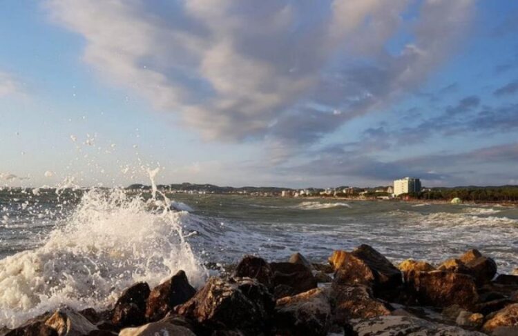 U fut të lahej në det dhe pësoi arrest kardiak, humb jetën pushuesi në plazhin e Qerretit