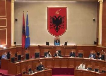 Edi Rama shkon në Parlament pas 6 muajsh mungesë