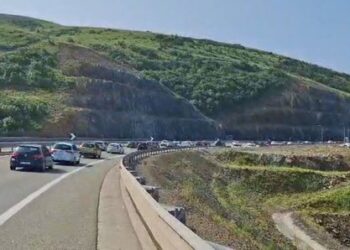 Trafik i rënduar në Rrugën e Kombit, qytetarët e Kosovës udhëtojnë drejt bregdetit shqiptar