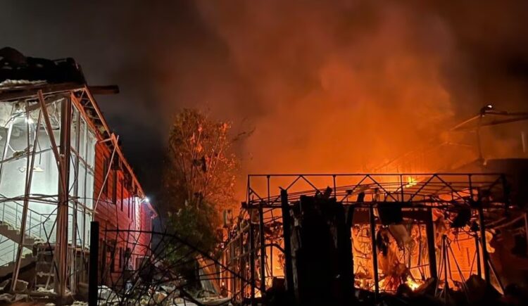 Ndërsa luftimet vazhdojnë, Rusia i kthen Ukrainës trupat e 1200 të vrarëve