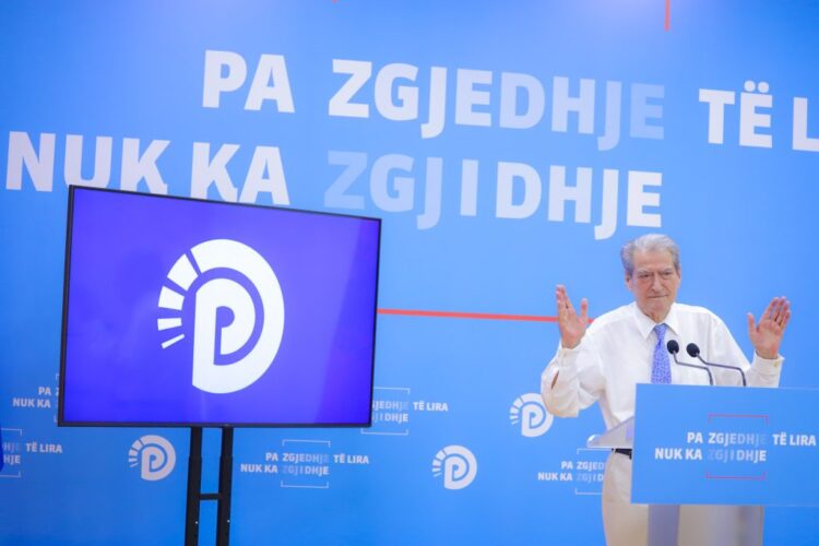 “Farsa elektorale”/ Berisha publikon pamje dhe shifra: U dhanë 6 mijë leje legalizimi për blerjen e votave në kundërshtim me ligjin zgjedhor