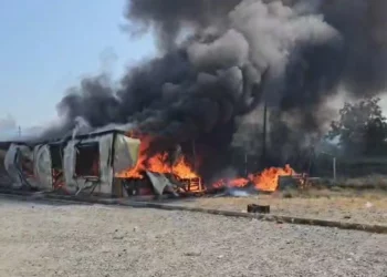 Zjarr në tre kontejnerë banimi në Shkodër, shërbimi zjarrfikës dhe policia në ‘luftë’ me flakët