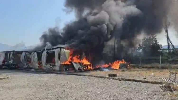 Zjarr në tre kontejnerë banimi në Shkodër, shërbimi zjarrfikës dhe policia në ‘luftë’ me flakët