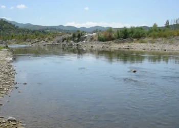Tragjike! Njoftoi në polici për zhdukjen e nipit, gjendet i pajetë buzë Shkumbinit 6-vjeçari