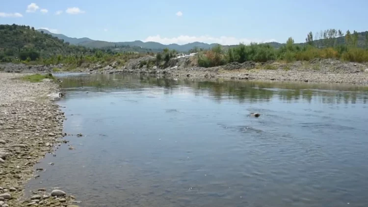 Tragjike! Njoftoi në polici për zhdukjen e nipit, gjendet i pajetë buzë Shkumbinit 6-vjeçari