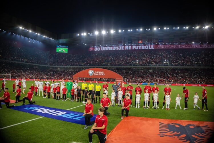 Studentët me aftësi të kufizuara nga Kosova falënderojnë presidentin Duka dhe FSHF për mikpritjen gjatë ndeshjes Shqipëri–Serbi