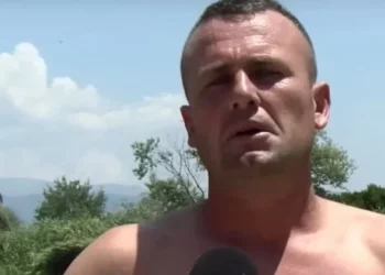 Shqiptari bëhet hero në Greqi, shpëton dy fëmijë që po mbyteshin në lumë